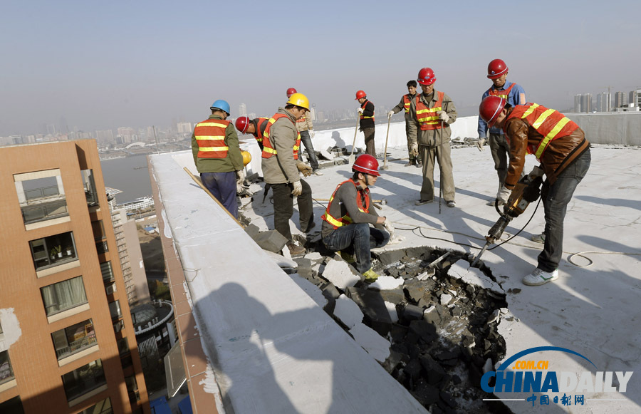 武漢一高層業主打穿樓頂建“復式豪宅”被城管拆除