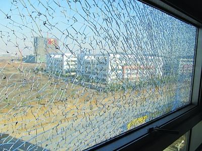 江蘇鎮江一高樓幕墻玻璃2年無故爆裂31塊(圖)