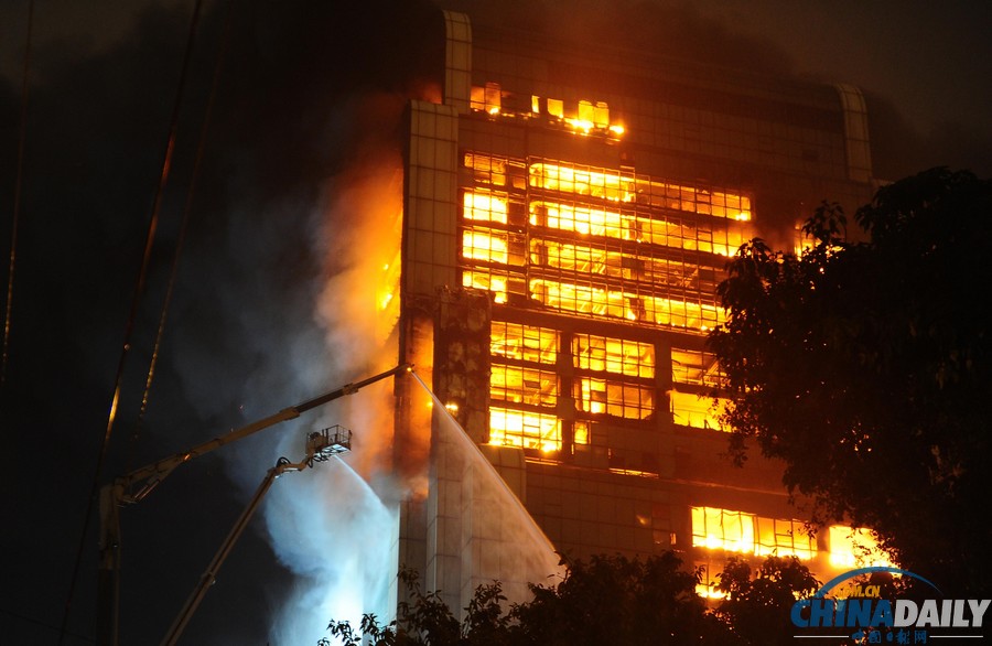 廣州建業大廈大火基本被撲滅 仍存塌樓風險