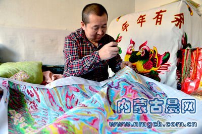 癱瘓男子臥床8年繡十字繡欲補貼家用