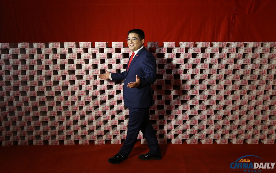 陳光標16噸鈔票助推經濟普查引熱議