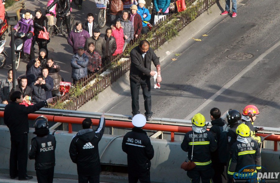 杭州鬧市區男子手持尖刀跳高架橋 消警聯手營救