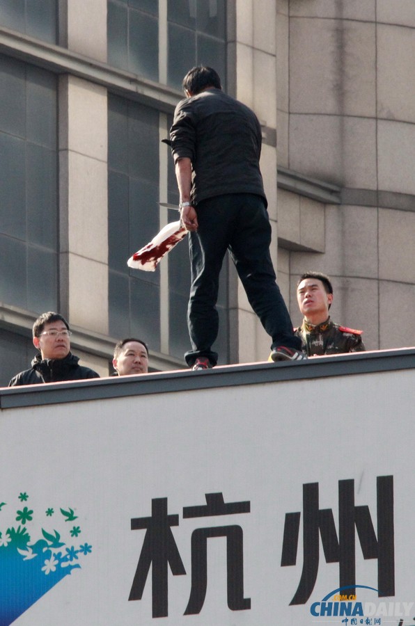 杭州鬧市區(qū)男子手持尖刀跳高架橋 消警聯(lián)手營(yíng)救