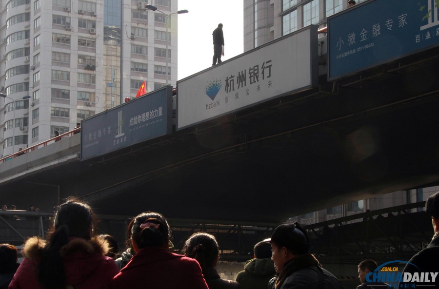 杭州鬧市區男子手持尖刀跳高架橋 消警聯手營救