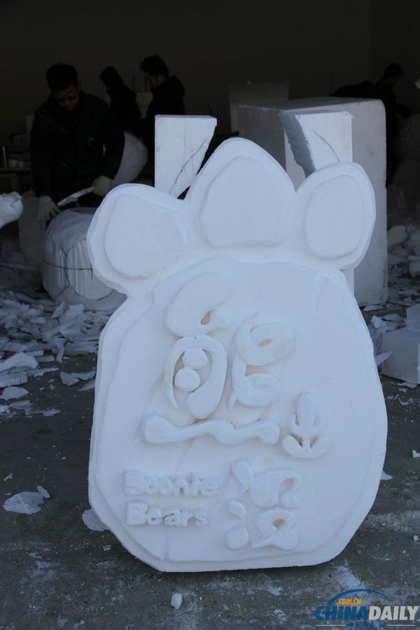浙江臨安滑雪場用泡沫塑料做雪人