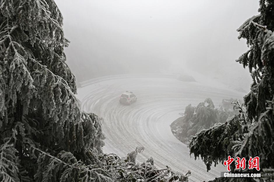 貴州省道凝凍達3厘米 嚴重影響車輛通行