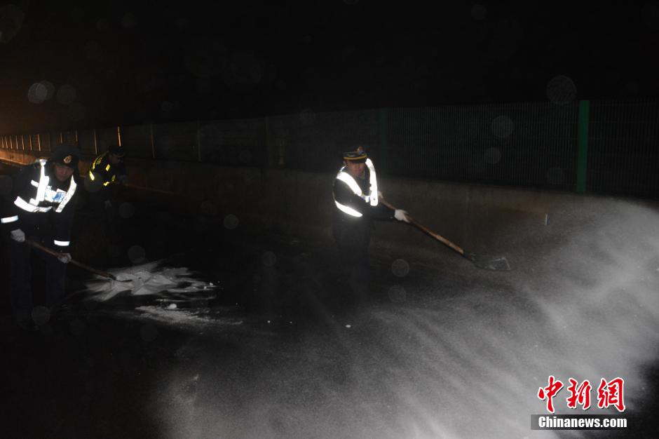 貴州省道凝凍達3厘米 嚴重影響車輛通行