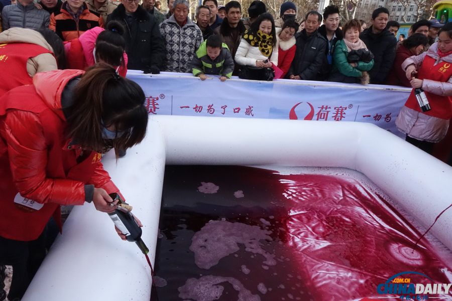 鄭州一企業(yè)當(dāng)眾銷(xiāo)毀700萬(wàn)元進(jìn)口葡萄酒 市民嘆“可惜”