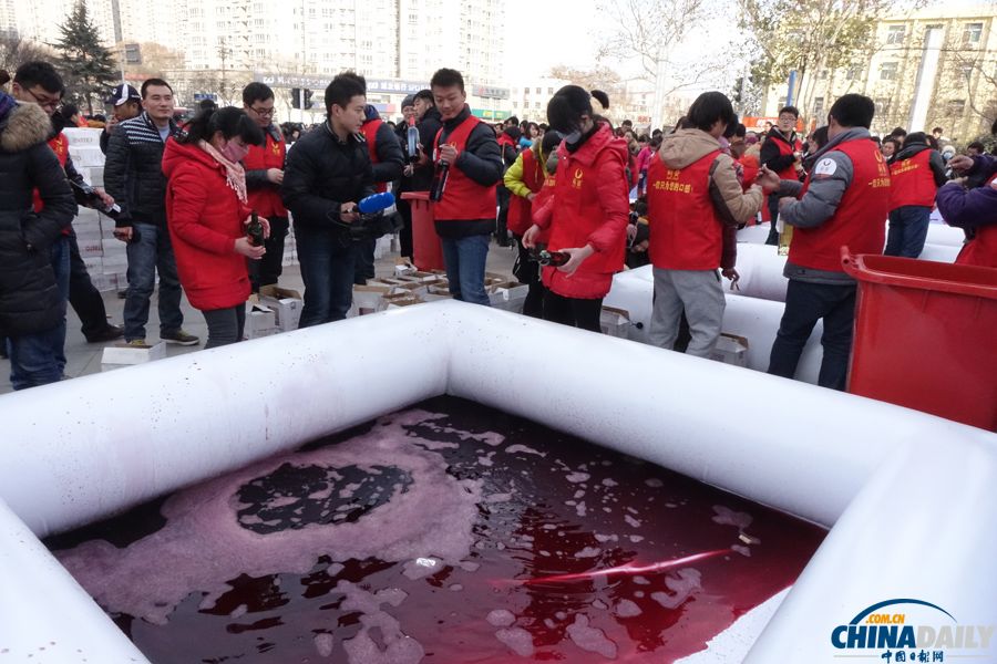 鄭州一企業(yè)當(dāng)眾銷毀700萬(wàn)元進(jìn)口葡萄酒 市民嘆“可惜”