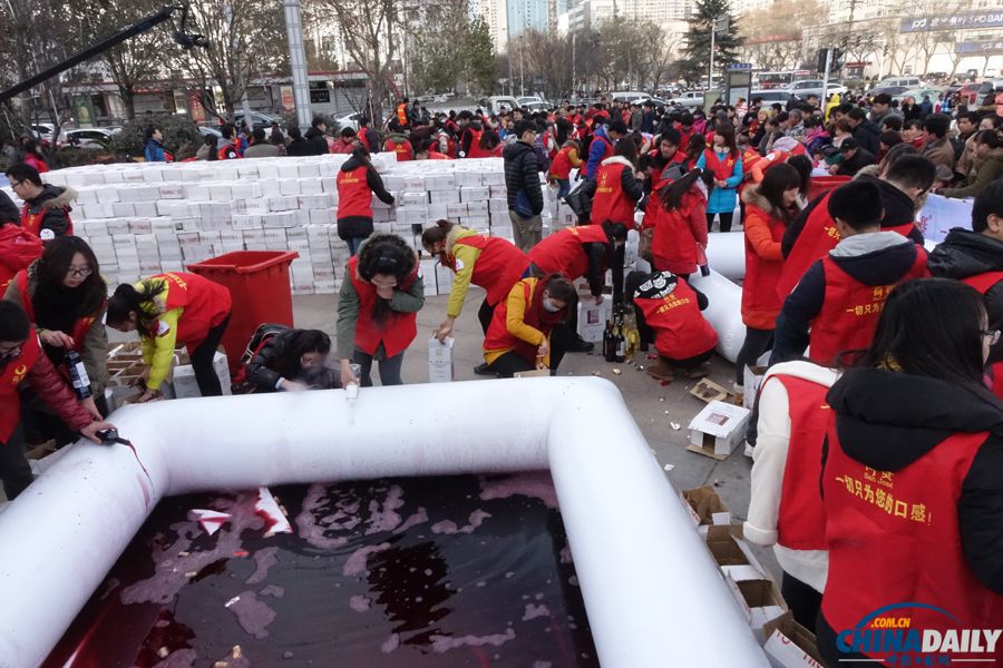 鄭州一企業當眾銷毀700萬元進口葡萄酒 市民嘆“可惜”