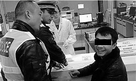 男子灌下3瓶勁酒開大奔醉駕 面對(duì)鏡頭擺起剪刀手