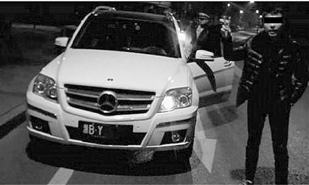 男子灌下3瓶勁酒開大奔醉駕 面對(duì)鏡頭擺起剪刀手