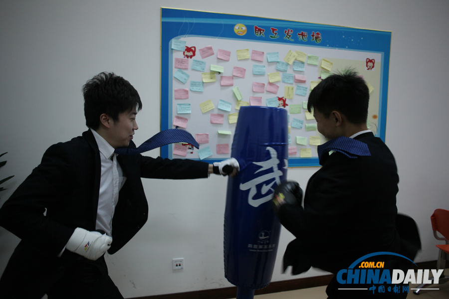 春運高峰期話務(wù)量飆升 北京12306訂票中心設(shè)員工“發(fā)泄墻”