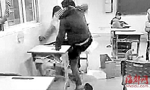 初中男生教室內暴打女生 老師曾做家訪無效果(圖)