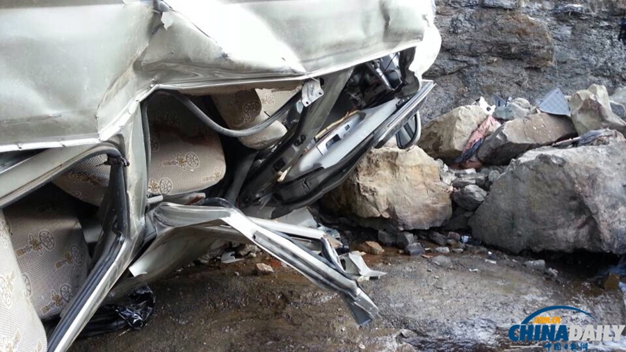 云南一微型面包車(chē)墜入深溝 12人全部死亡