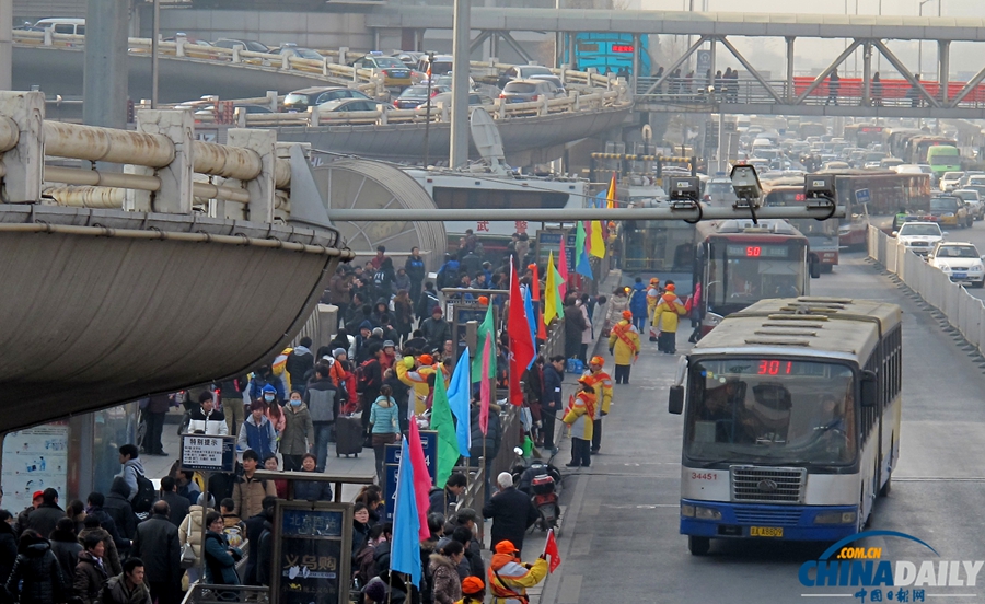 春運首日北京遭遇霧霾 旅客因道路擁堵街邊下車