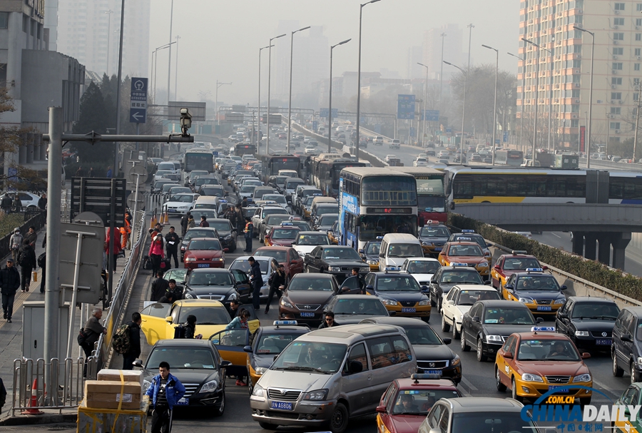 春運首日北京遭遇霧霾 旅客因道路擁堵街邊下車