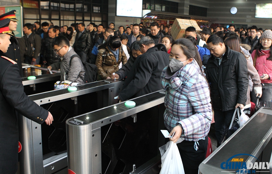 春運首日北京遭遇霧霾 旅客因道路擁堵街邊下車