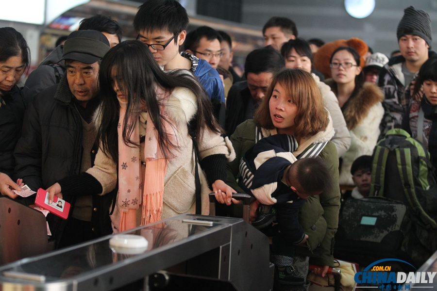 春運首日北京遭遇霧霾 旅客因道路擁堵街邊下車