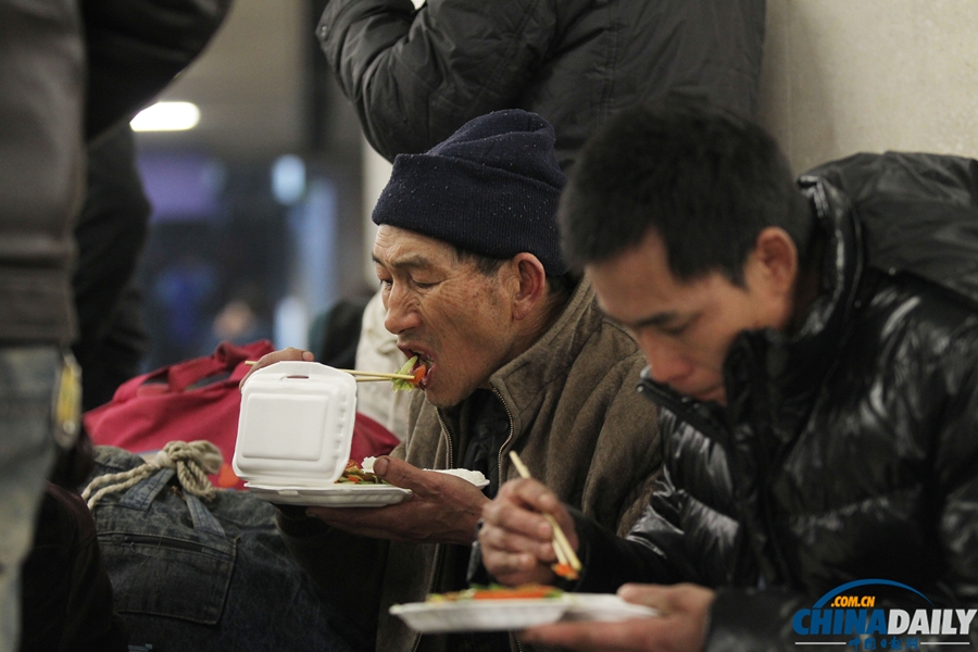春運首日北京遭遇霧霾 旅客因道路擁堵街邊下車