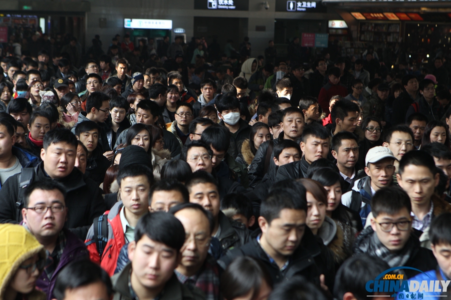 春運(yùn)首日北京遭遇霧霾 旅客因道路擁堵街邊下車(chē)