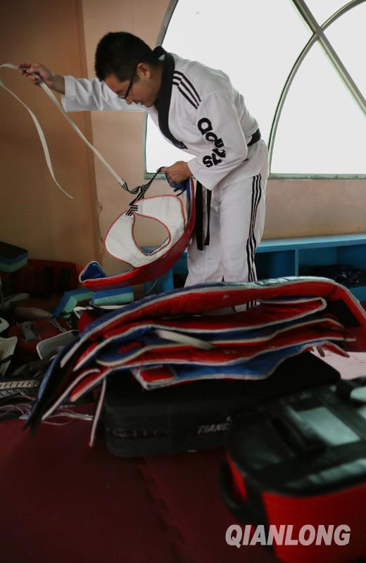 趙寧：大學(xué)生村官的老師夢