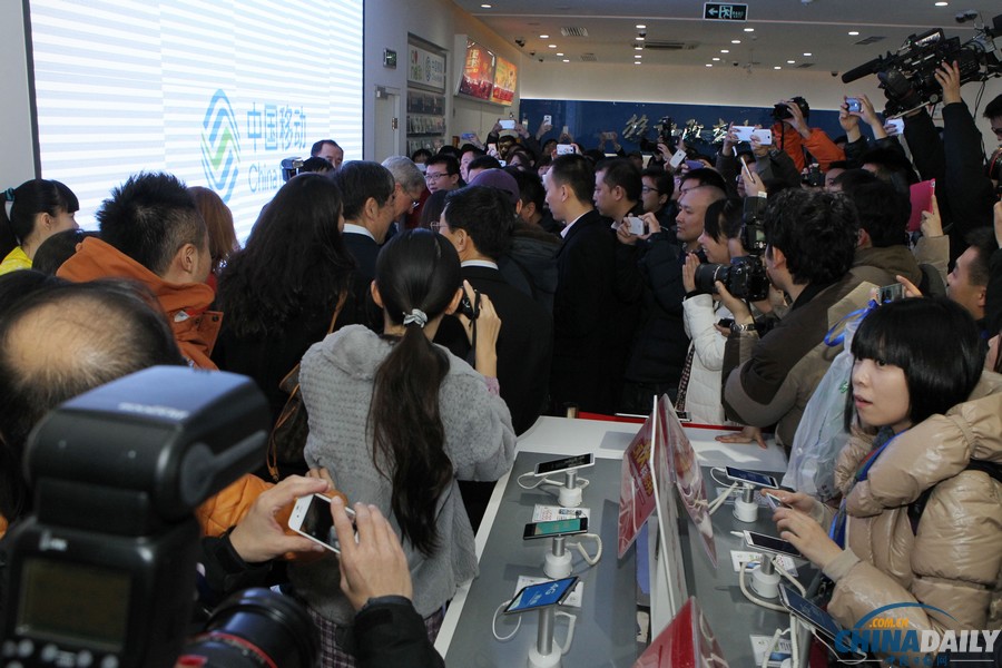 移動4G版iPhone開賣 “果粉”獲贈庫克簽名