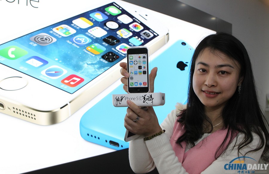 移動4G版iPhone開賣 “果粉”獲贈庫克簽名