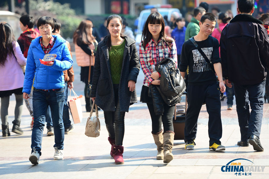 武漢現20℃高溫 市民脫去冬裝