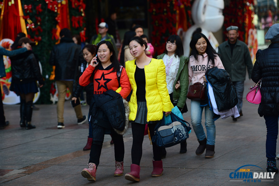 武漢現(xiàn)20℃高溫 市民脫去冬裝