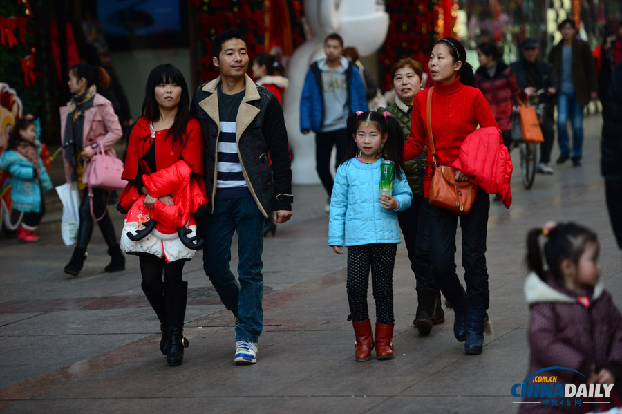 武漢現20℃高溫 市民脫去冬裝