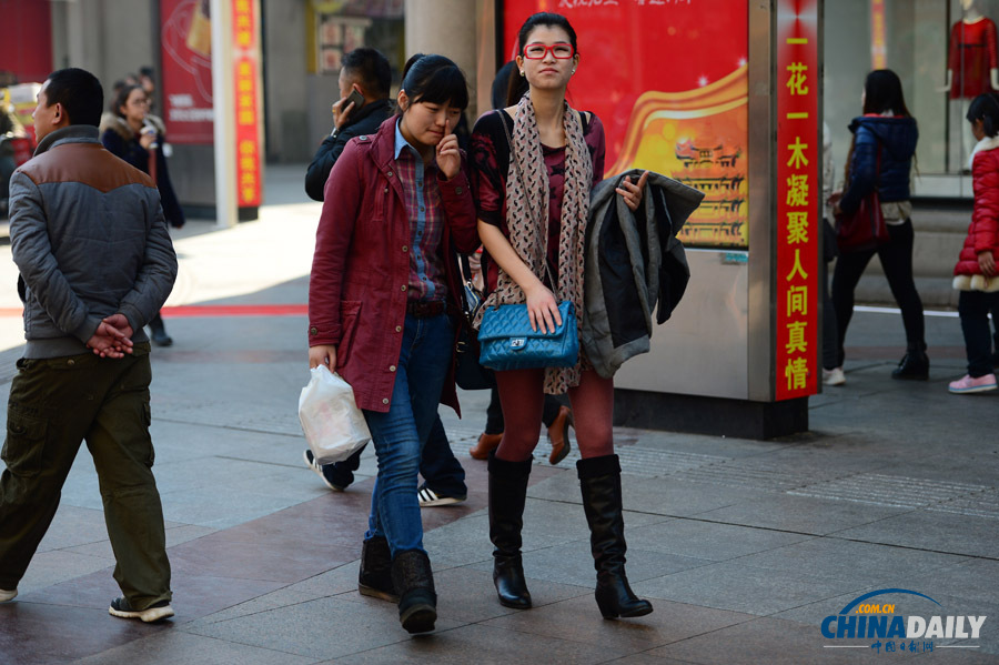 武漢現20℃高溫 市民脫去冬裝