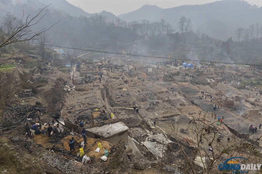 貴州鎮(zhèn)遠縣報京侗寨火災燒千房 災民清理廢墟