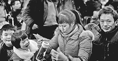 千辛萬苦也要向著家的方向進發(fā) 城鄉(xiāng)間遷徙的年輕人