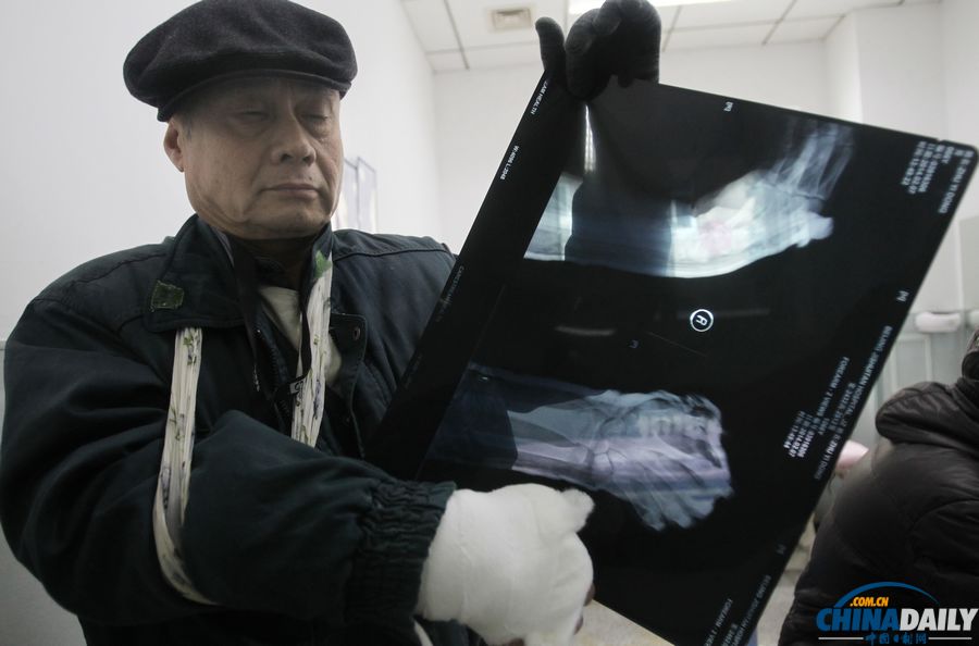 北京初雪路滑多人摔傷 就診骨科醫(yī)院道路擁堵