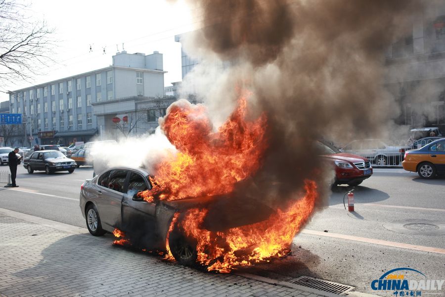 北京一輛寶馬轎車發生自燃 被燒只剩車架
