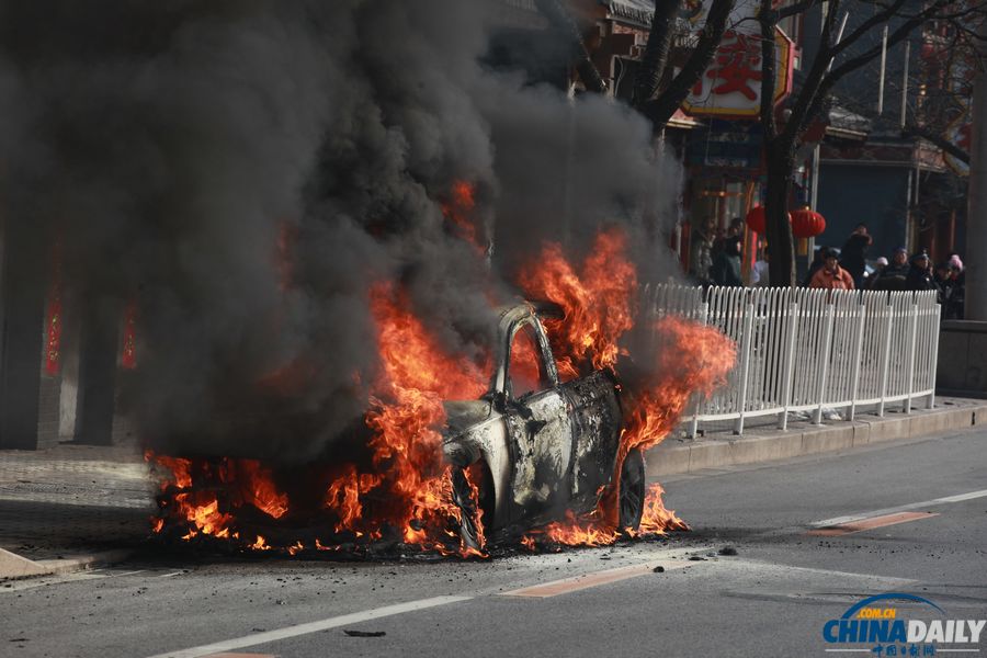 北京一輛寶馬轎車發(fā)生自燃 被燒只剩車架