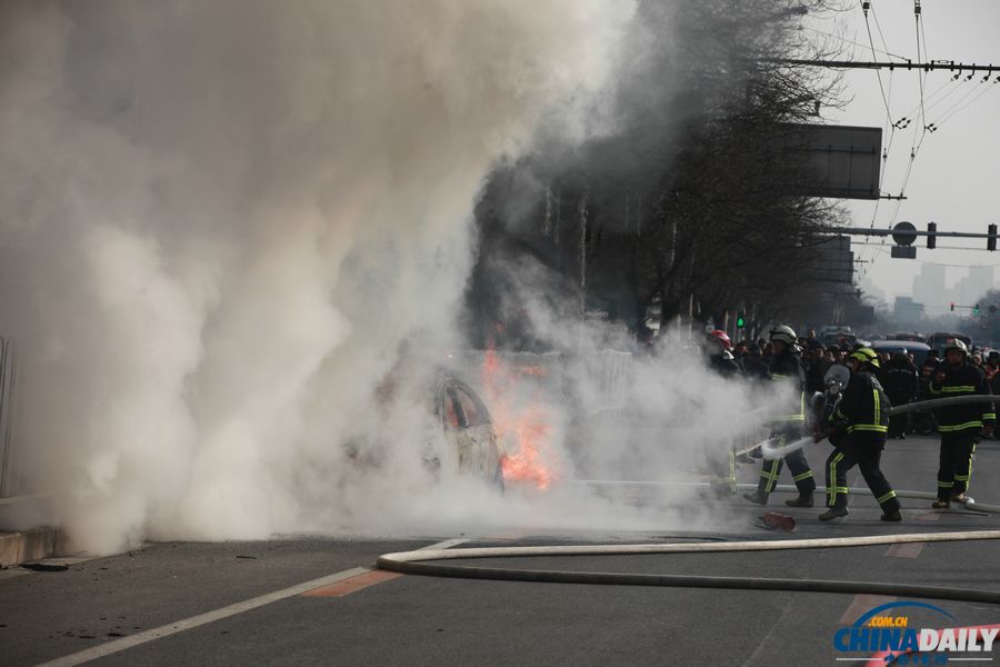 北京一輛寶馬轎車發生自燃 被燒只剩車架