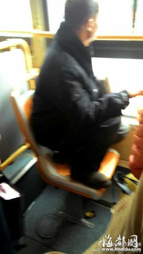 大叔乘公交穿鞋蹲座椅上 引網友熱議(圖)
