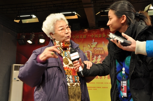 著名電影表演藝術(shù)家迎風(fēng)踏雪郴州送歡樂(圖)