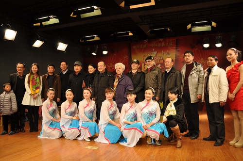 著名電影表演藝術(shù)家迎風(fēng)踏雪郴州送歡樂(圖)