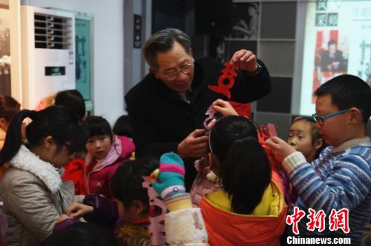 剪紙大師談傳統工美傳承:培養興趣從娃娃抓起