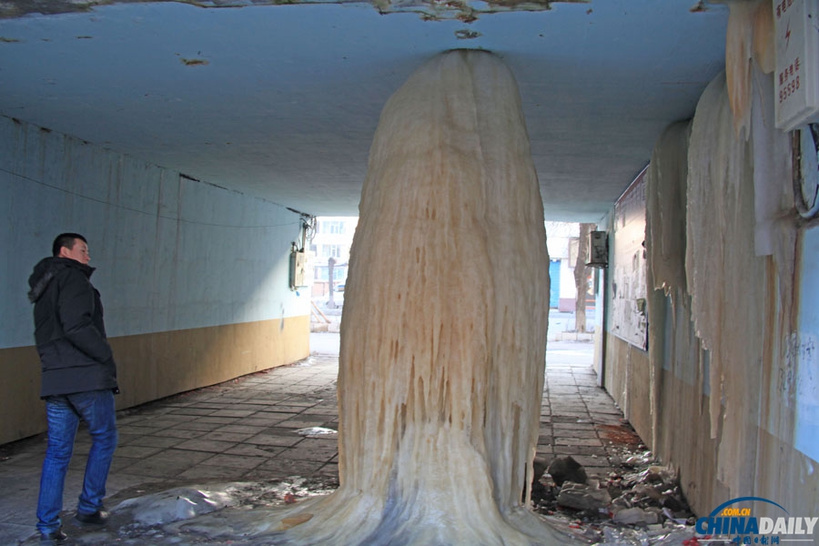 吉林一小區漏水凍出3米高巨型冰柱