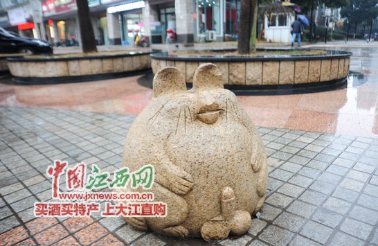 南昌龍貓石雕有“雄性生殖器” 網(wǎng)友：不忍直視