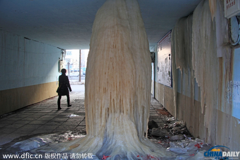 吉林一小區(qū)漏水凍出3米高巨型冰柱