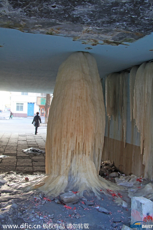 吉林一小區漏水凍出3米高巨型冰柱