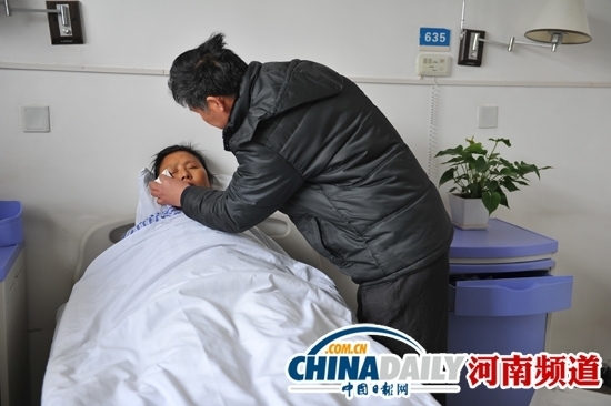 豫首例活體眼角膜移植成功 受益農(nóng)民泣謝捐贈人