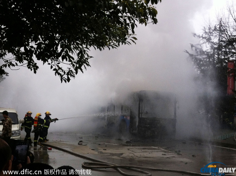 貴陽一輛公交車起火 已致五人喪生