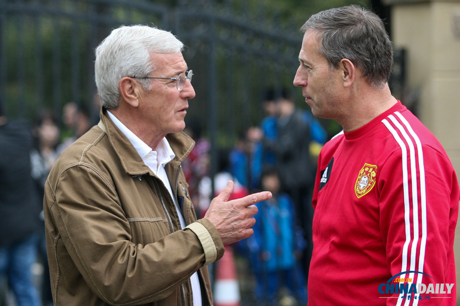 里皮現(xiàn)身國家隊熱身賽現(xiàn)場 與國足新帥佩蘭并肩交流