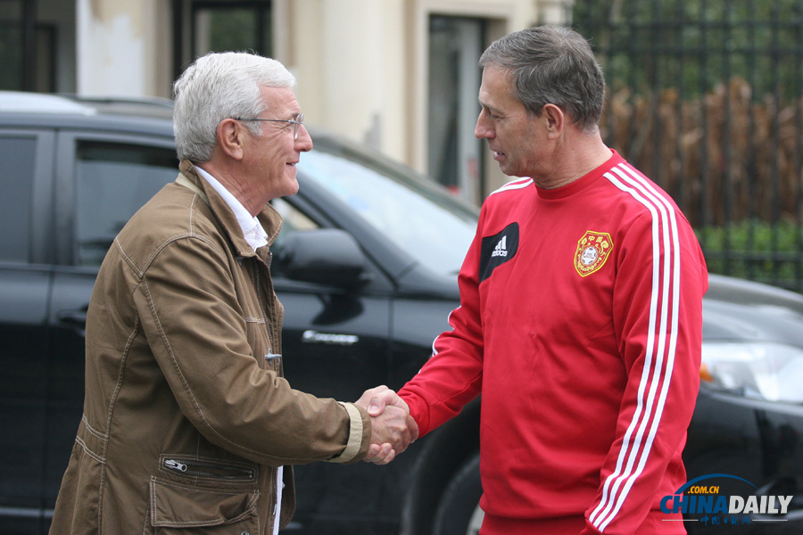 里皮現(xiàn)身國家隊熱身賽現(xiàn)場 與國足新帥佩蘭并肩交流